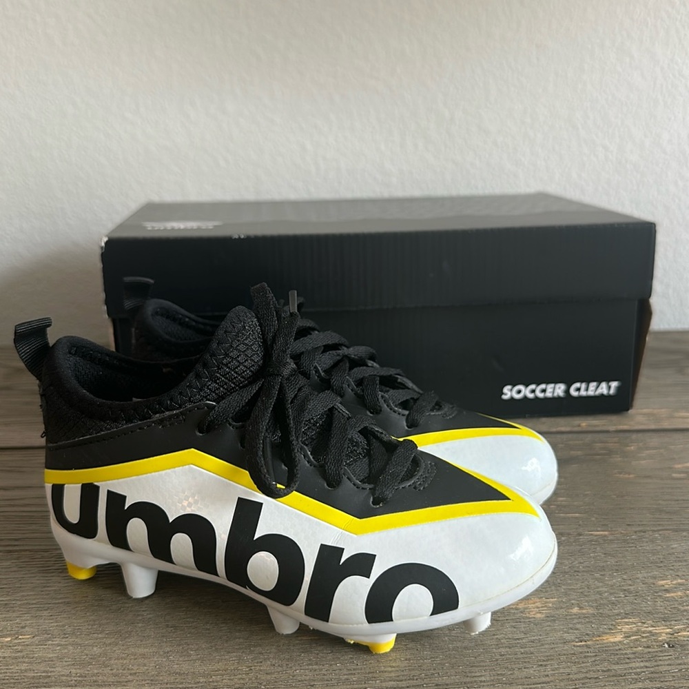 Umbro Pivot Soccer Cleat- Youth Size 11C